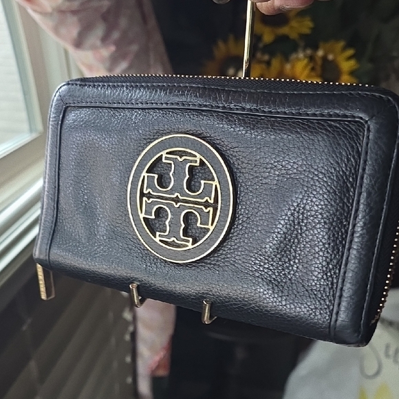 Tory Burch Handbags - Tory Burch Black Leather Zip Wallet